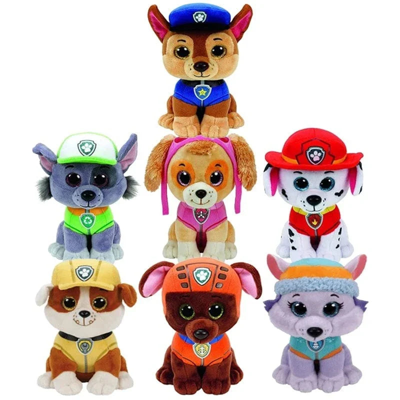 Miękki pluszak Chase z Psiego Patrolu, ulubiony bohater dzieci, idealny do przytulania i pomysłowej zabawy, żywe kolory, staranne detale.