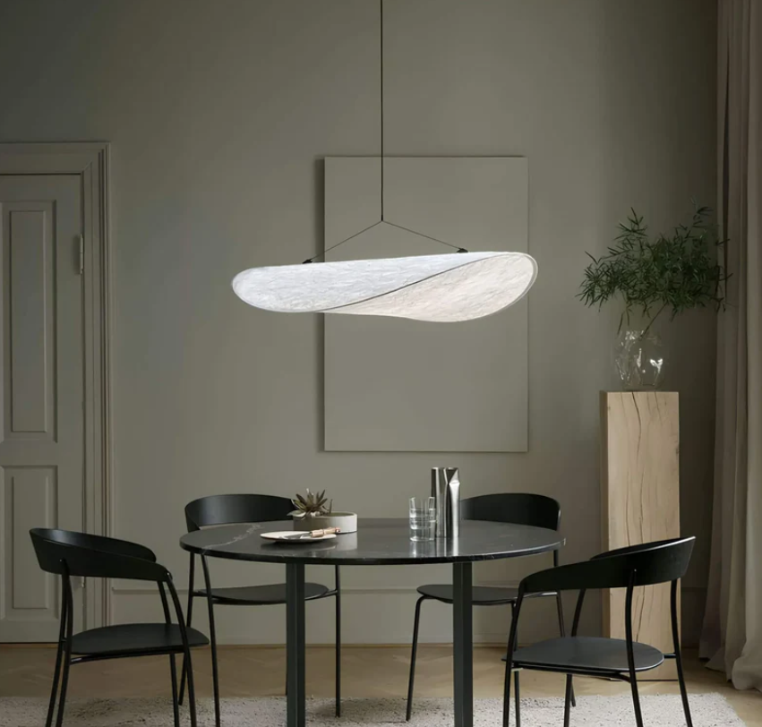 Biało-kośćlana lampa sufitowa z jedwabiu z metalową ramą, ręcznie wykonany falisty wzór, idealna do eleganckiego oświetlenia.