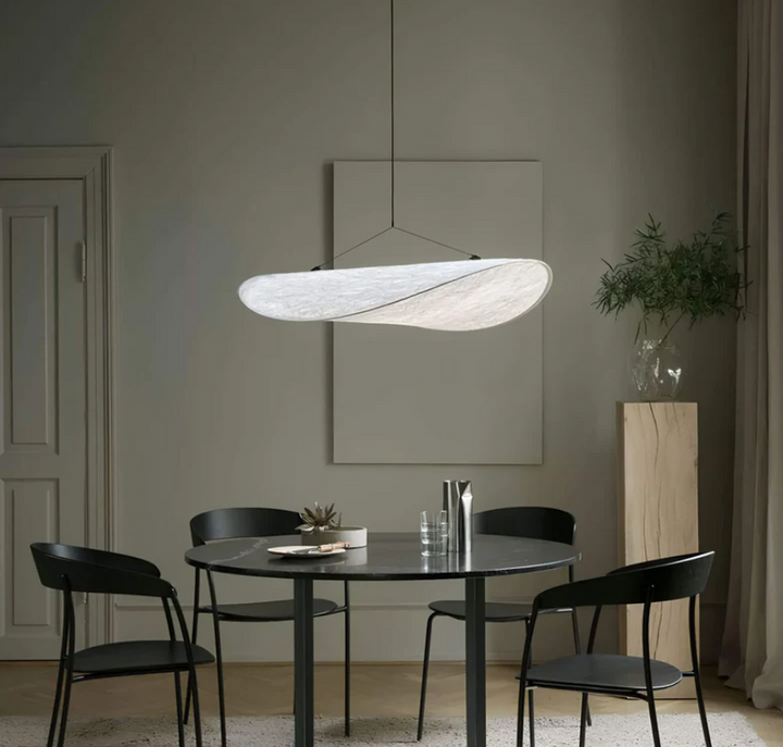 Biało-kośćlana lampa sufitowa z jedwabiu z metalową ramą, ręcznie wykonany falisty wzór, idealna do eleganckiego oświetlenia.