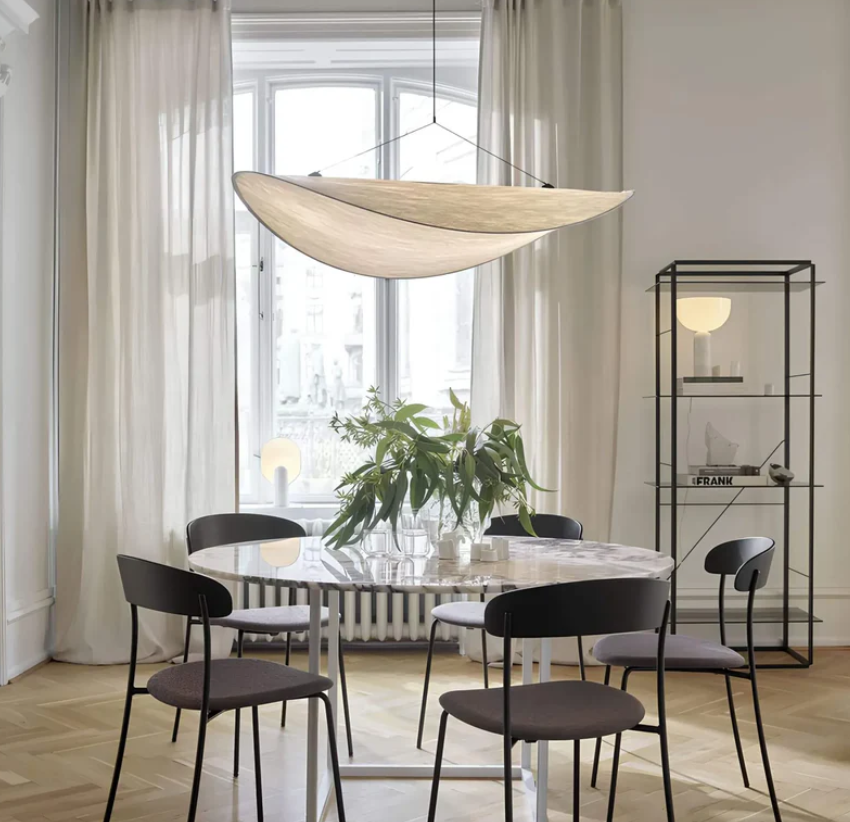 Biało-kośćlana lampa sufitowa z jedwabiu z metalową ramą, ręcznie wykonany falisty wzór, idealna do eleganckiego oświetlenia.