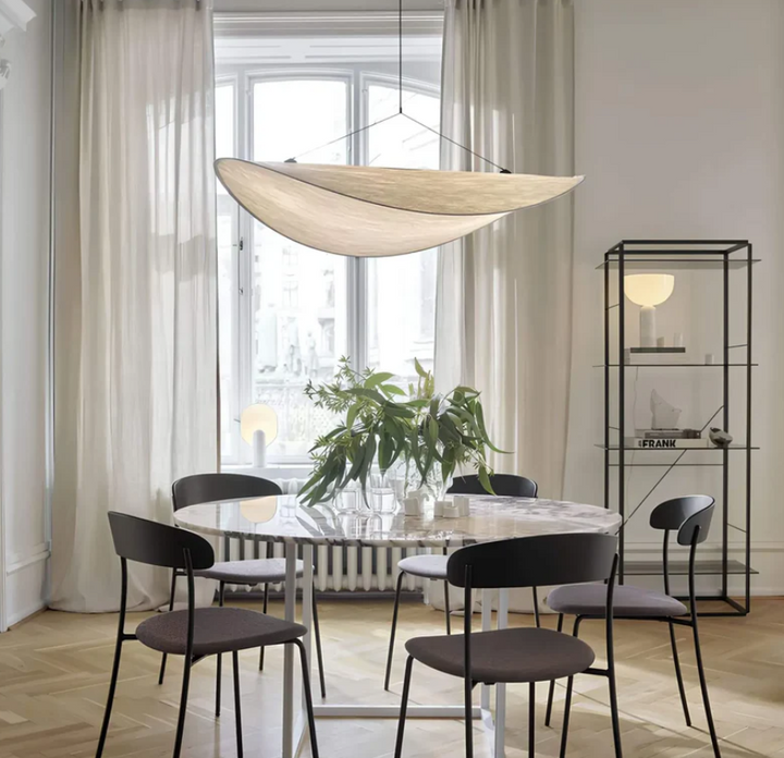 Biało-kośćlana lampa sufitowa z jedwabiu z metalową ramą, ręcznie wykonany falisty wzór, idealna do eleganckiego oświetlenia.