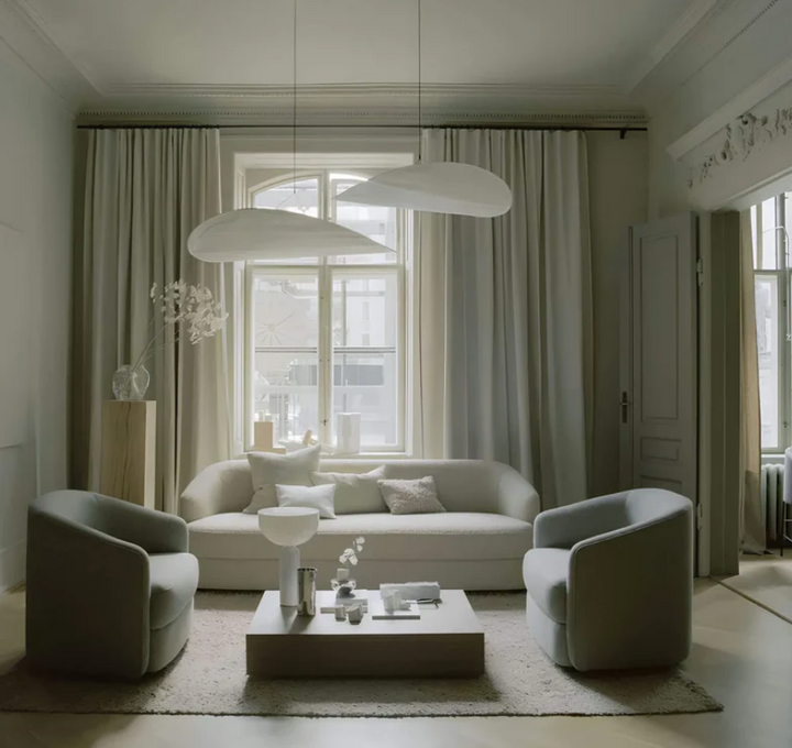 Biało-kośćlana lampa sufitowa z jedwabiu z metalową ramą, ręcznie wykonany falisty wzór, idealna do eleganckiego oświetlenia.