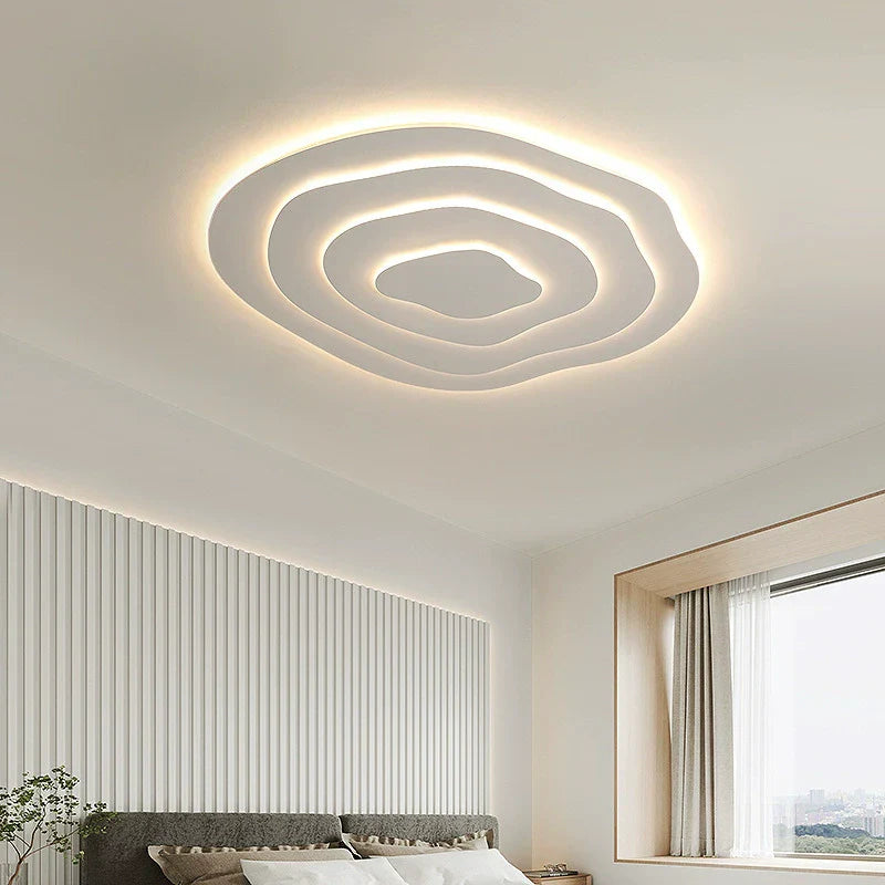 Nowoczesna lampa sufitowa LED o asymetrycznym designie, kremowym wykończeniu, artystycznych krzywiznach, modulowanym świetle oraz wykonana z metalu i akrylu.