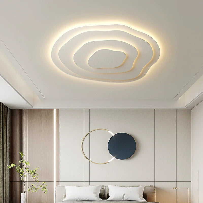 Nowoczesna lampa sufitowa LED o asymetrycznym designie, kremowym wykończeniu, artystycznych krzywiznach, modulowanym świetle oraz wykonana z metalu i akrylu.