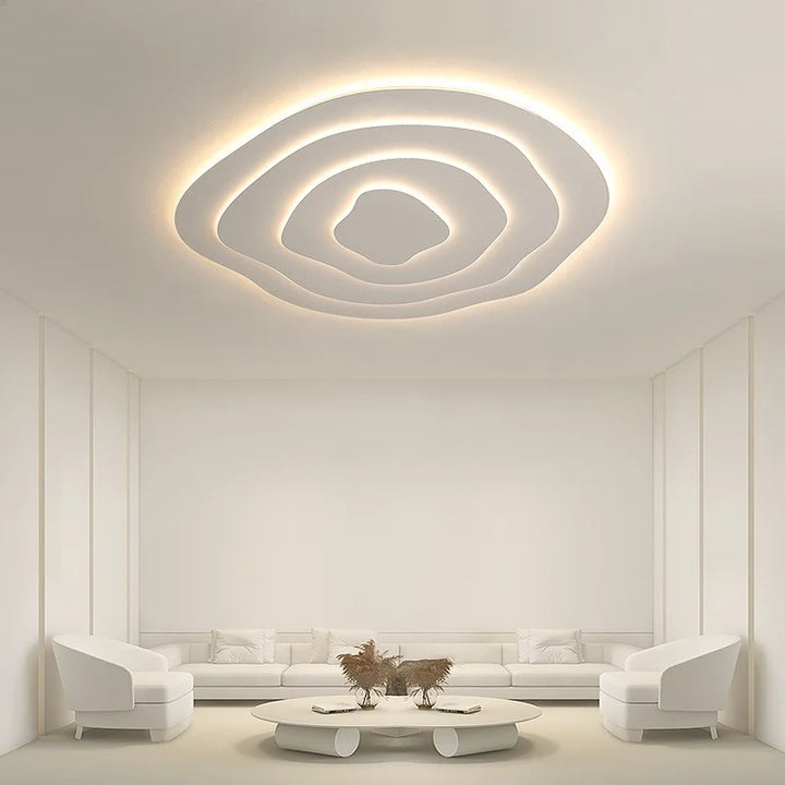 Nowoczesna lampa sufitowa LED o asymetrycznym designie, kremowym wykończeniu, artystycznych krzywiznach, modulowanym świetle oraz wykonana z metalu i akrylu.