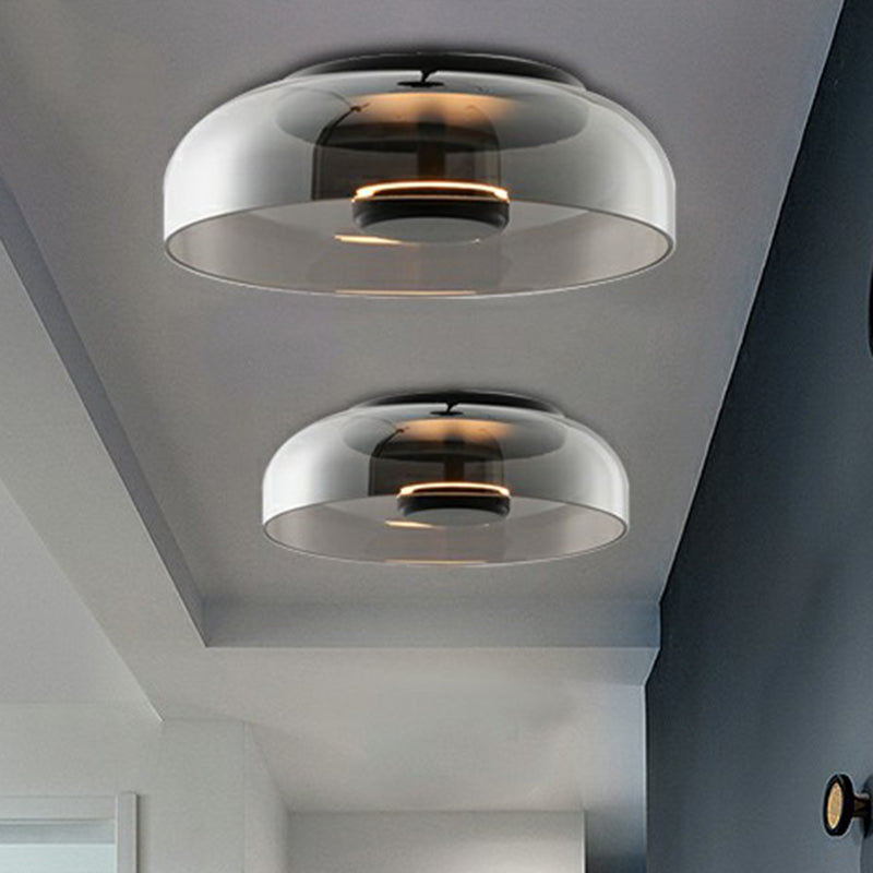 Nowoczesna lampa sufitowa LED ze szkła dymionego, elegancki kształt, ciepłe światło, idealna do przedpokoju lub salonu.