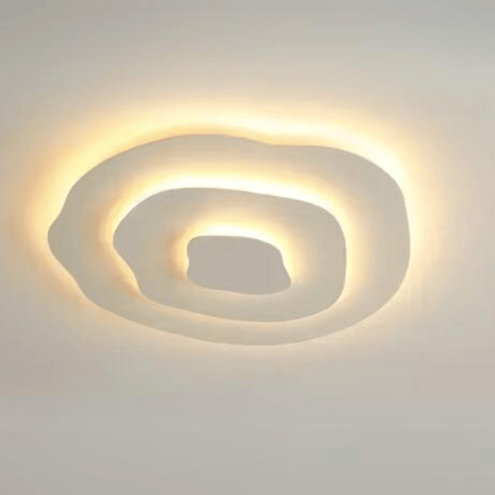 Nowoczesna, biała lampa sufitowa LED spiralna, elegancko oświetlająca salon lub sypialnię rzeźbiarskim designem.