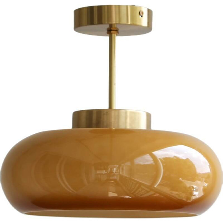 Vintage mosiężna lampa sufitowa z żółtym szkłem, pół-wpuszczany design, delikatne oświetlenie, elegancki styl retro do wnętrz.