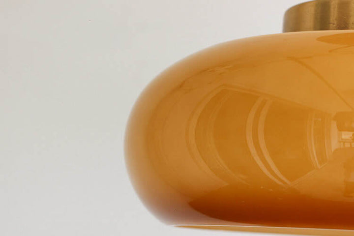 Vintage mosiężna lampa sufitowa z żółtym szkłem, pół-wpuszczany design, delikatne oświetlenie, elegancki styl retro do wnętrz.