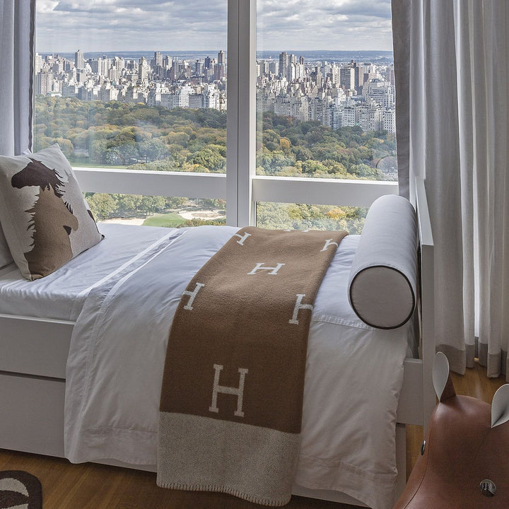 Luksusowy koc z wełny i kaszmiru, elegancki i miękki w odcieniach beżu, szarości, czerni i różu, dodatek luksusu do domu