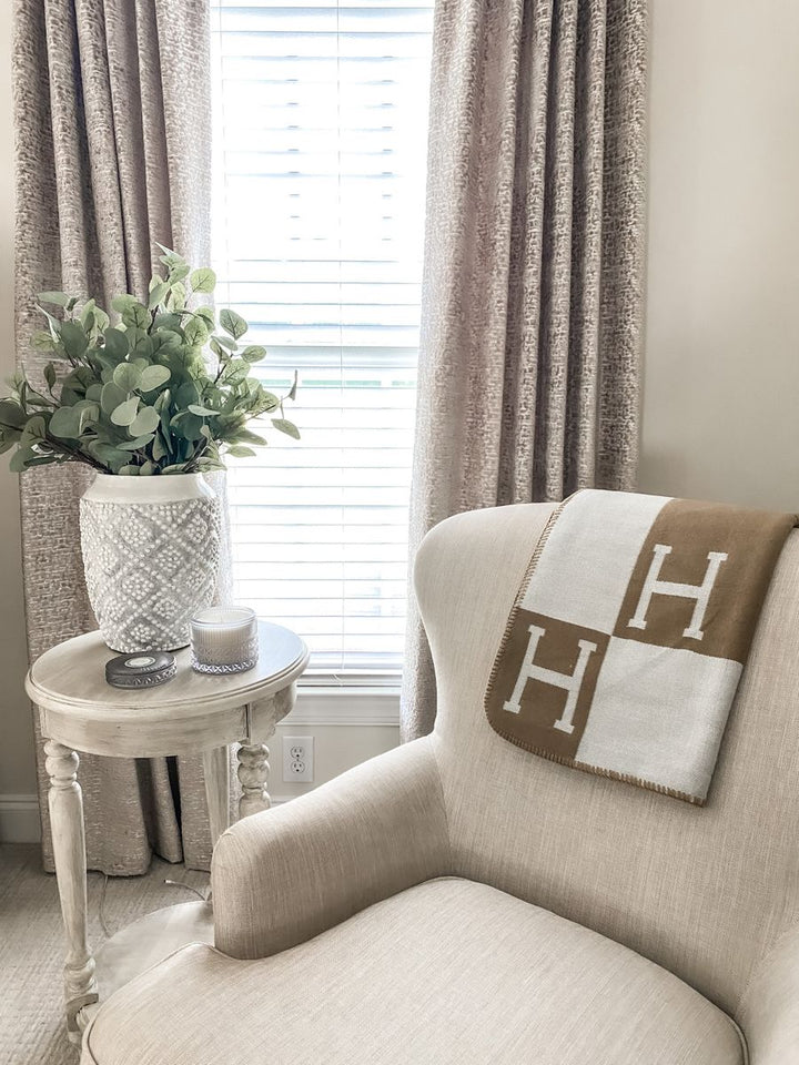 Luksusowy koc z wełny i kaszmiru, elegancki i miękki w odcieniach beżu, szarości, czerni i różu, dodatek luksusu do domu