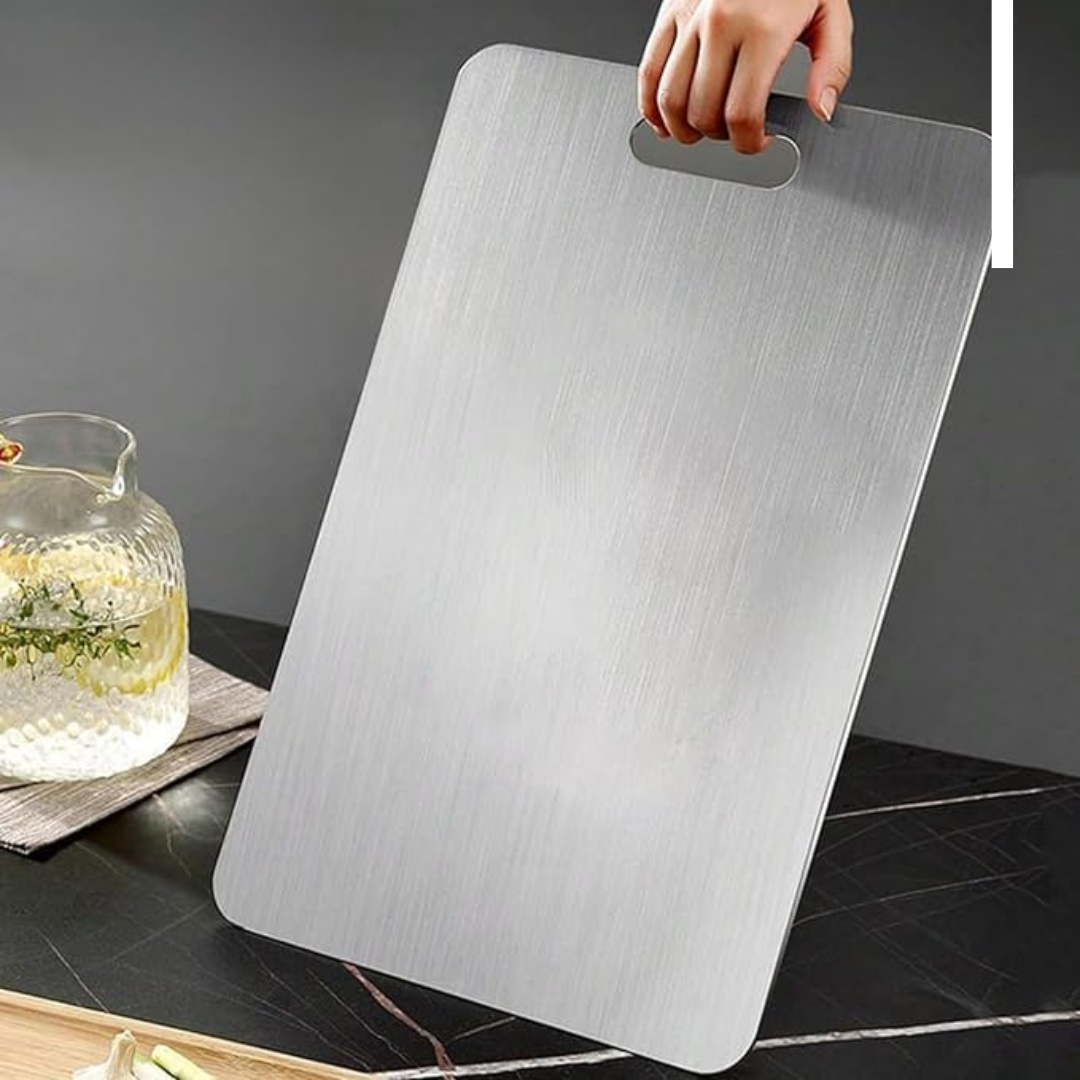 Antybakteryjna i trwała tytanowa deska do krojenia, odporna na zarysowania, do bezpiecznego użytku w kuchni.