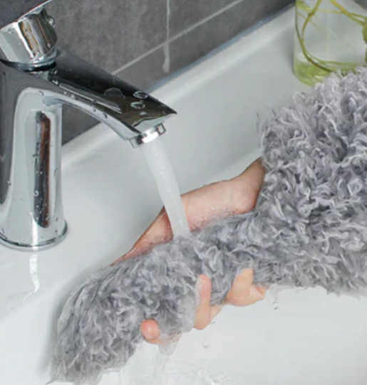 Zakrzywiona zmiotka z mikrofibry z regulowanym uchwytem teleskopowym, elastyczną głowicą, do łatwego czyszczenia trudno dostępnych miejsc.