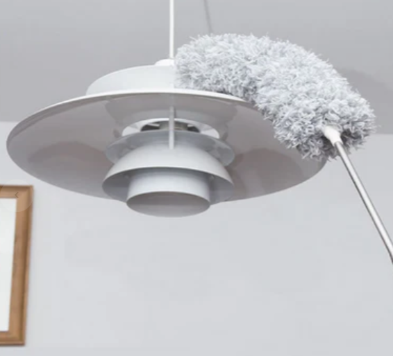 Zakrzywiona zmiotka z mikrofibry z regulowanym uchwytem teleskopowym, elastyczną głowicą, do łatwego czyszczenia trudno dostępnych miejsc.