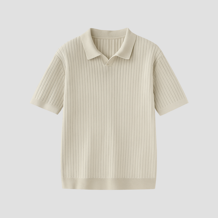 Beżowa prążkowana koszulka polo bez guzików, kołnierzyk polo, drobna dzianina, pionowy wzór, idealna na elegancki letni styl.