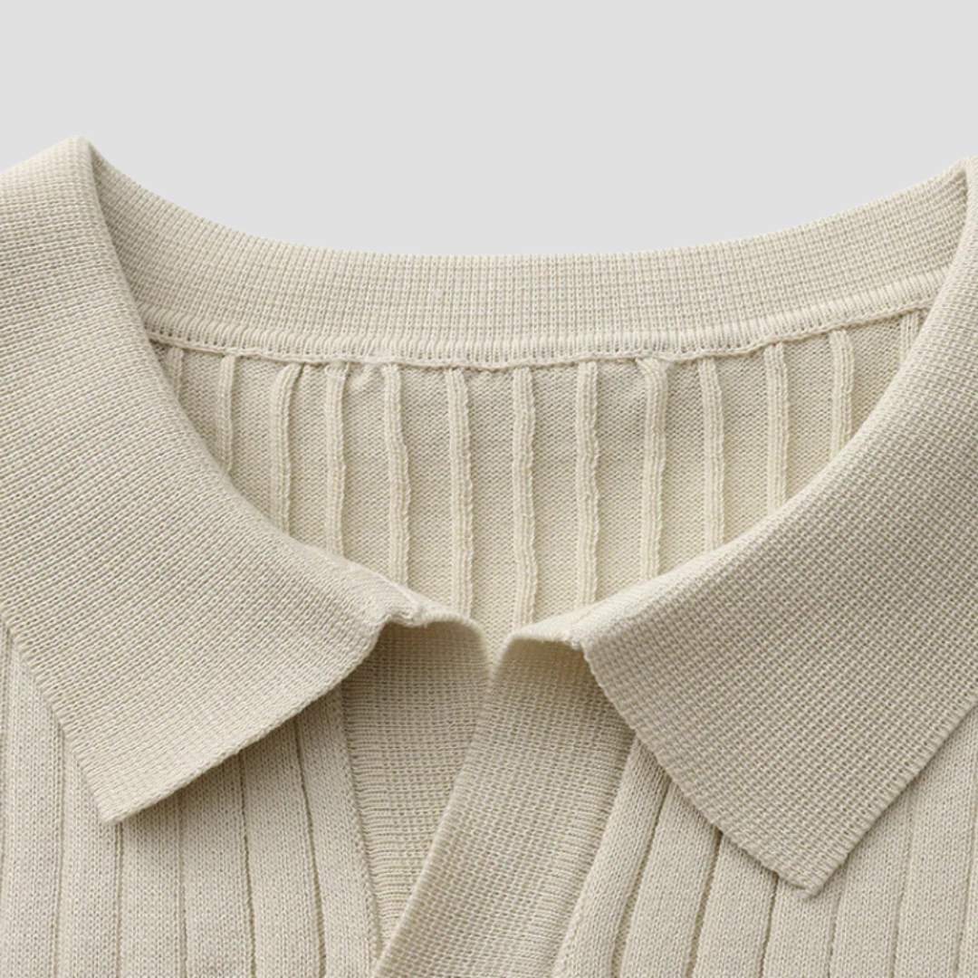 Beżowa prążkowana koszulka polo bez guzików, kołnierzyk polo, drobna dzianina, pionowy wzór, idealna na elegancki letni styl.