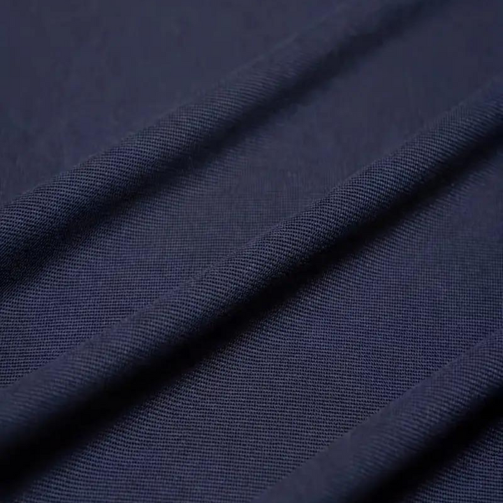 "Polo élégant pour hommes, noir, coupe moderne, tissu respirant, parfait pour style décontracté et formel, confort optimal."