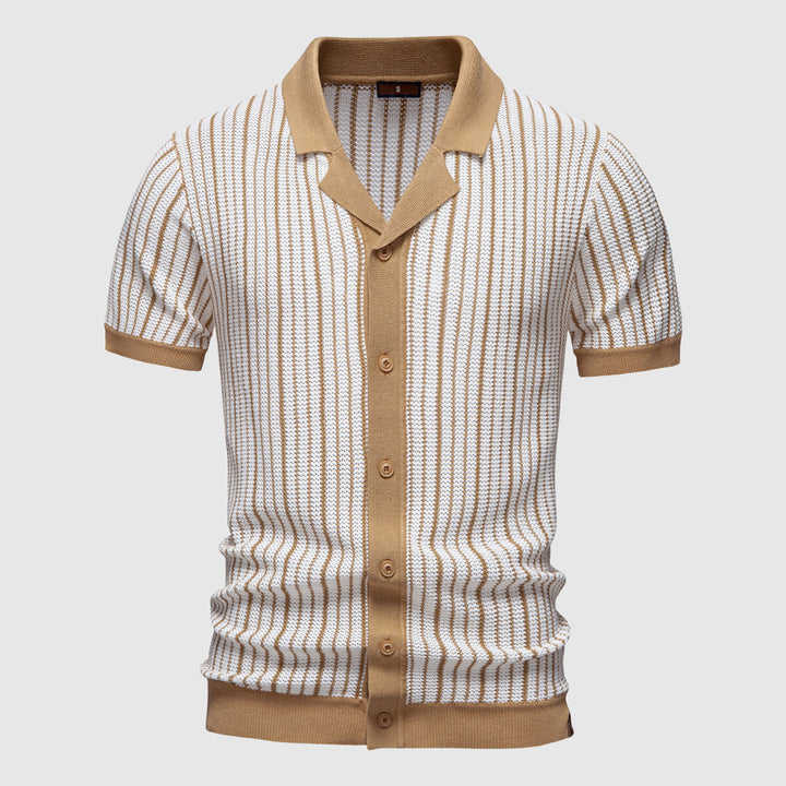 Męska koszulka polo z eleganckiej prążkowanej tkaniny SilkenWeave, klasyczny kołnierzyk, jasnoszara, idealna na lato i swobodne okazje.