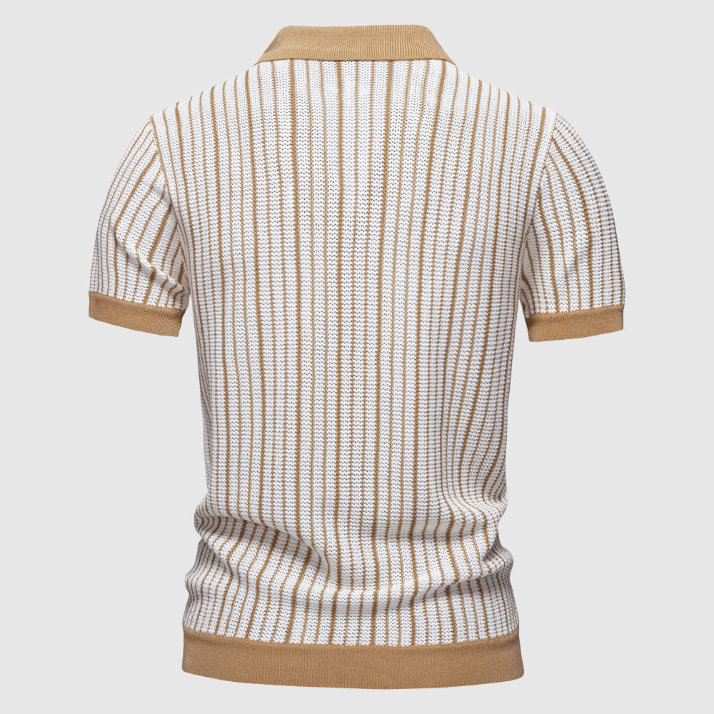 Męska koszulka polo z eleganckiej prążkowanej tkaniny SilkenWeave, klasyczny kołnierzyk, jasnoszara, idealna na lato i swobodne okazje.