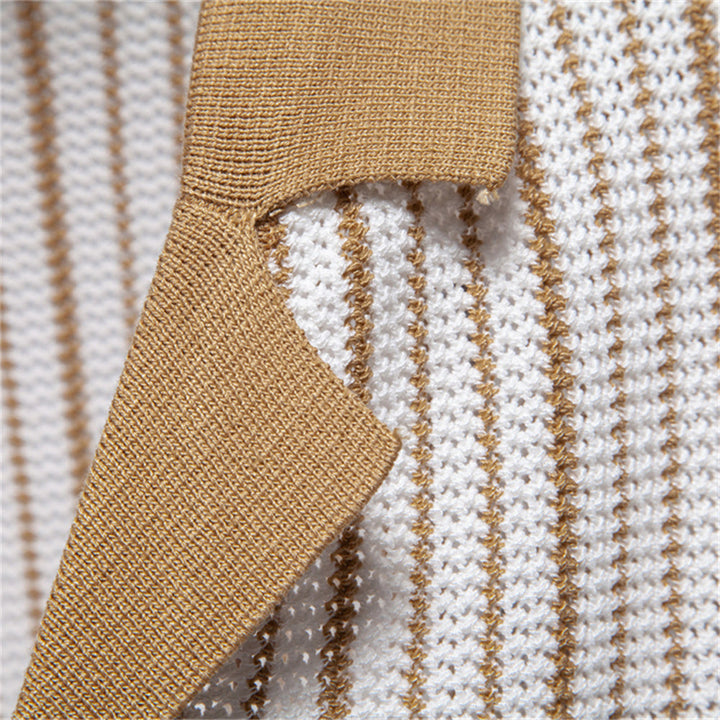 Męska koszulka polo z eleganckiej prążkowanej tkaniny SilkenWeave, klasyczny kołnierzyk, jasnoszara, idealna na lato i swobodne okazje.
