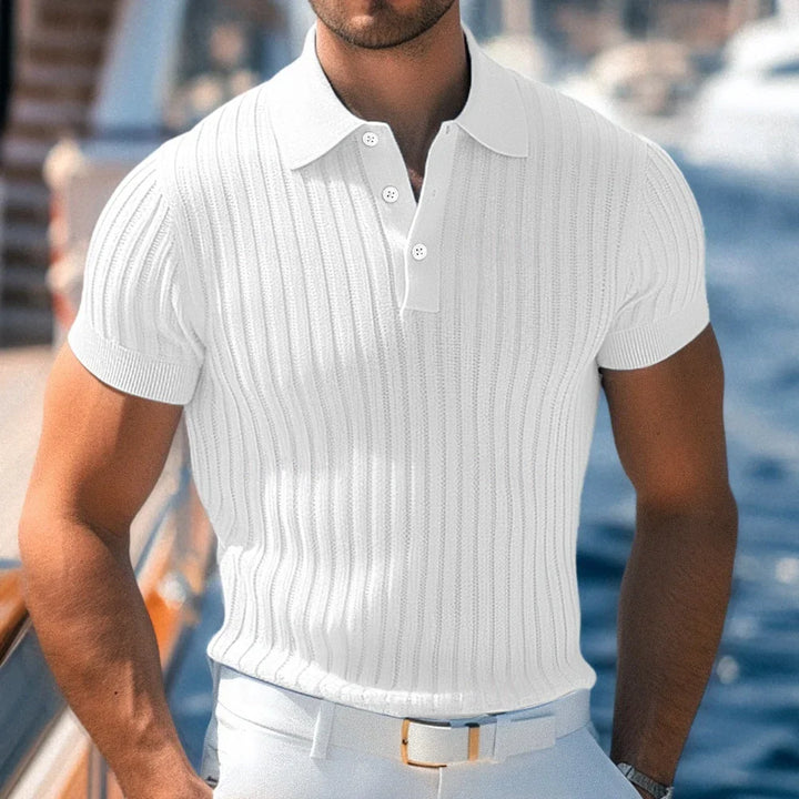 Męskie polo letnie z przodu, lekki i oddychający materiał, wygodny krój, stonowany styl dla eleganckiego wyglądu.