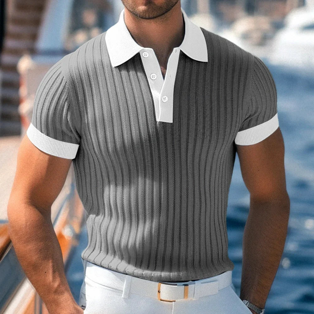 Męskie polo letnie z przodu, lekki i oddychający materiał, wygodny krój, stonowany styl dla eleganckiego wyglądu.