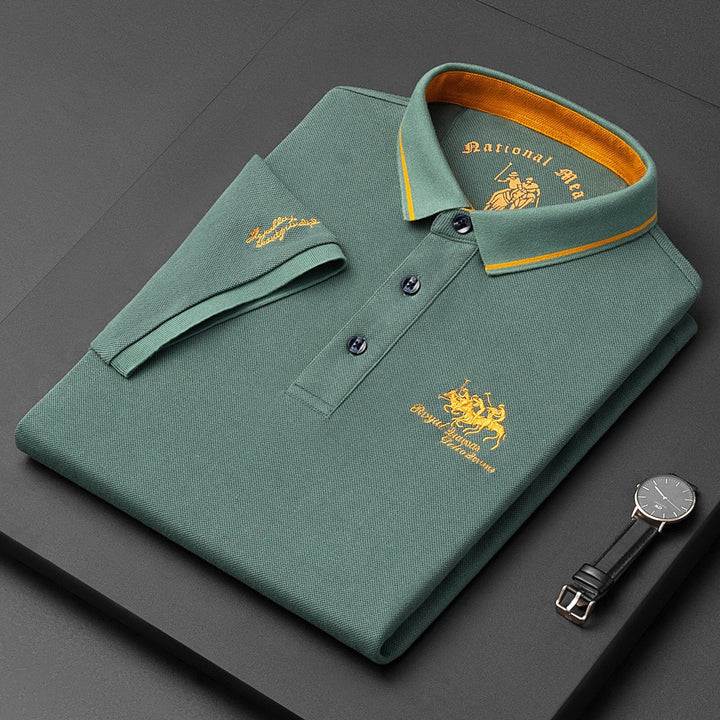 Męska koszulka polo premium z miękkiej, oddychającej bawełny, o klasycznym kroju. Idealna na co dzień i eleganckie okazje, na każdą porę roku.