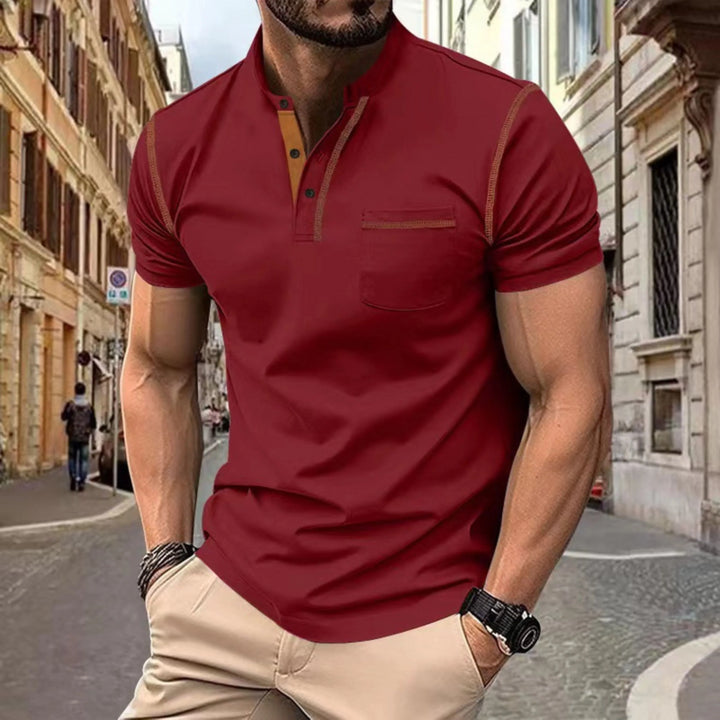 Nowoczesna męska koszulka polo w kolorze białym, z ponadczasowym wzornictwem i guzikami, wykonana z wygodnego materiału, idealna do codziennej, swobodnej elegancji.