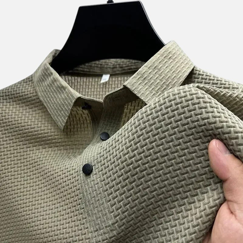 Elegancka, oddychająca męska koszulka polo z krótkim rękawem, z lekkiego materiału, idealna na lato.