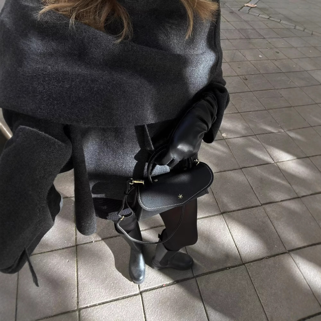 "Poncho femme en laine gris foncé avec design asymétrique, élégant et chaud, idéal pour l'hiver, vue complète."