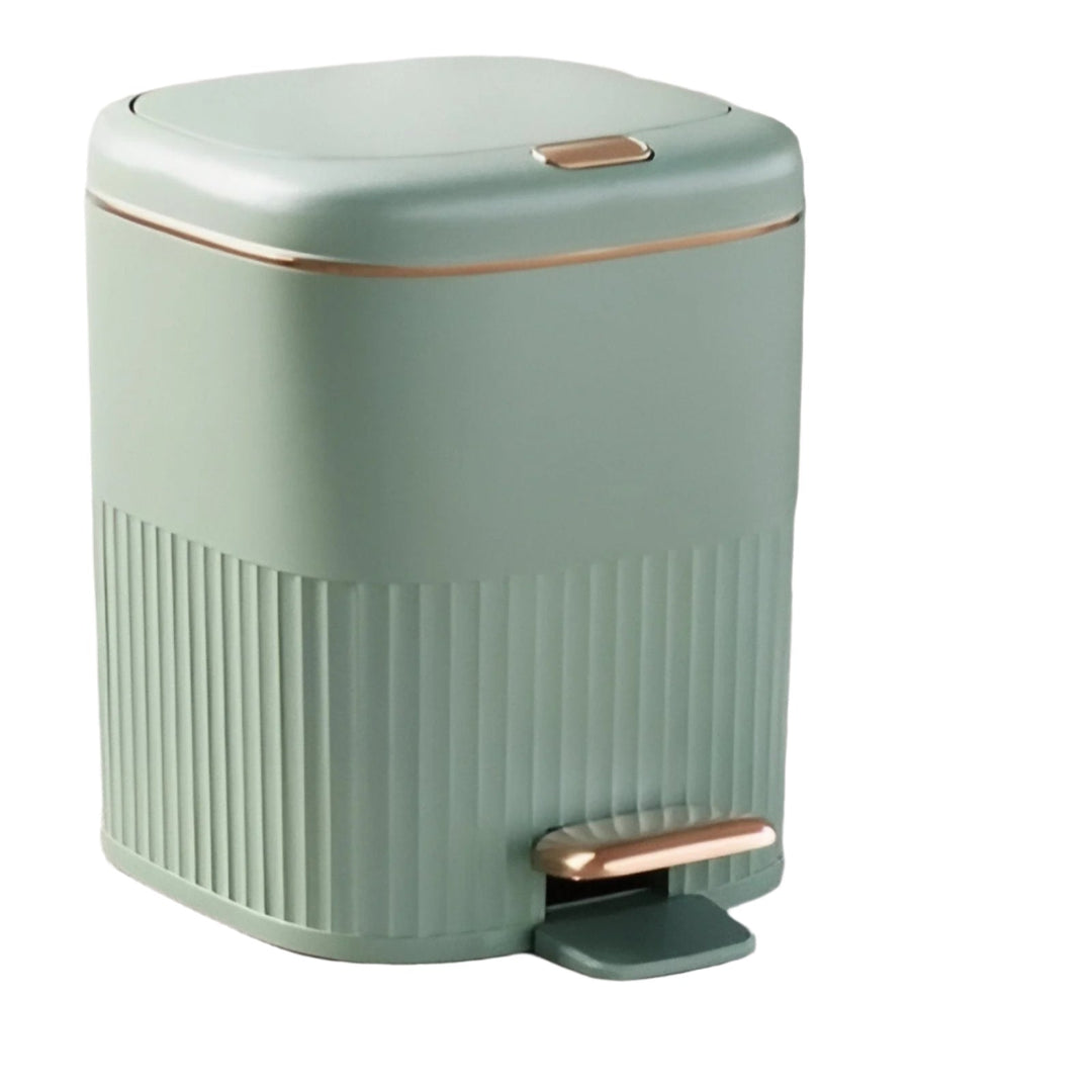 Nowoczesny kosz na śmieci na pedał, kolor beżowy, elegancki design, miękkie zamykanie dla optymalnej higieny w domu.