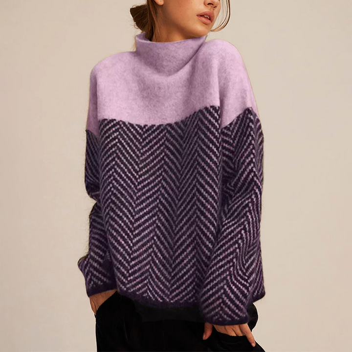 Damski sweter z golfem, we wzór w jodełkę, luźny krój, delikatny kolor, idealny na elegancką i ciepłą zimę.