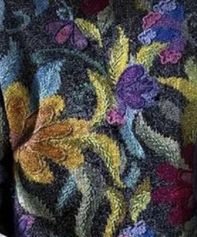 Elegancki sweter damski z delikatnym kwiatowym wzorem, wykonany z mieszanki bawełny, zapewniający komfortowy i pochlebny wygląd.