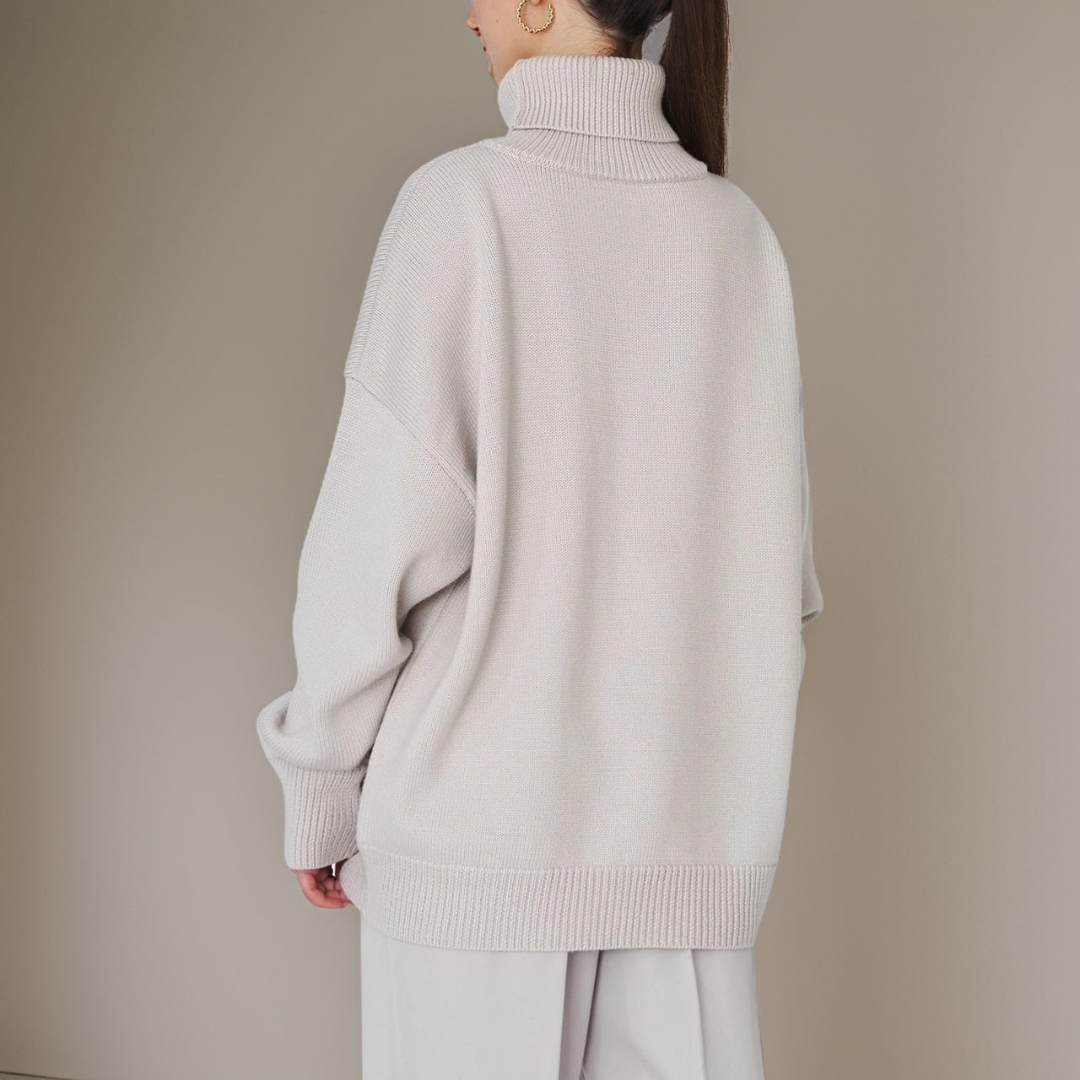 Elegancki damski sweter z golfem na zimę, nowoczesny design, długie rękawy, miękki i oddychający materiał, modny wygląd.