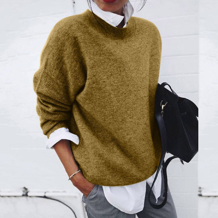 Damski sweter kaszmirowy, w neutralnym kolorze, klasyczny i elegancki krój, luksusowy i wygodny materiał na zimę.