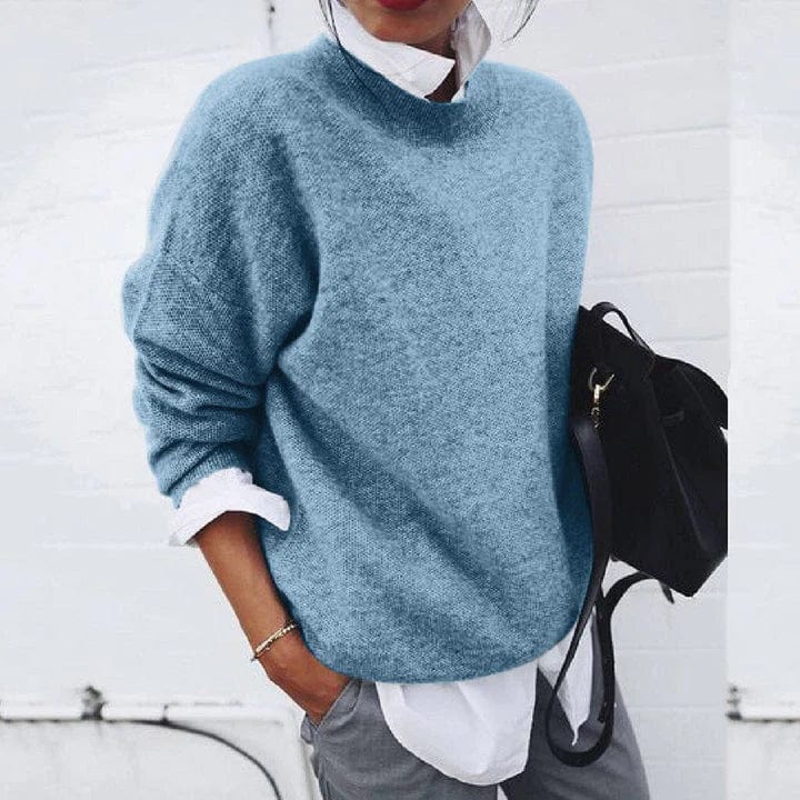 Damski sweter kaszmirowy, elegancki styl, kolor różowy, neutralne tło na wieszaku, idealny na jesień.