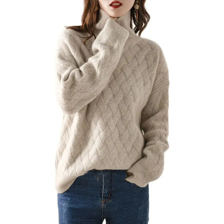 Elegancki beżowy sweter kaszmirowy damski, dopasowany krój, idealny na szykowny i wygodny strój zimowy.