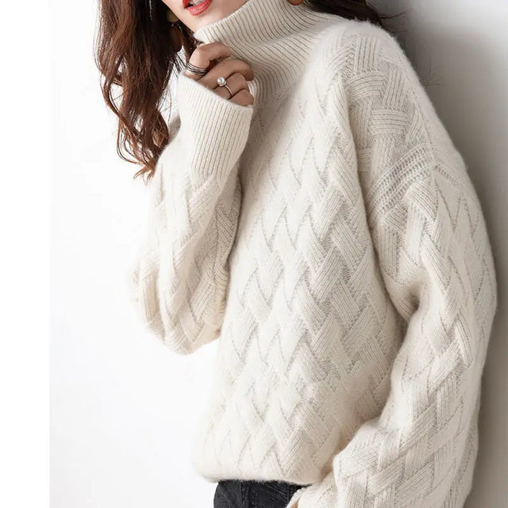 Elegancki beżowy sweter kaszmirowy damski, dopasowany krój, idealny na szykowny i wygodny strój zimowy.