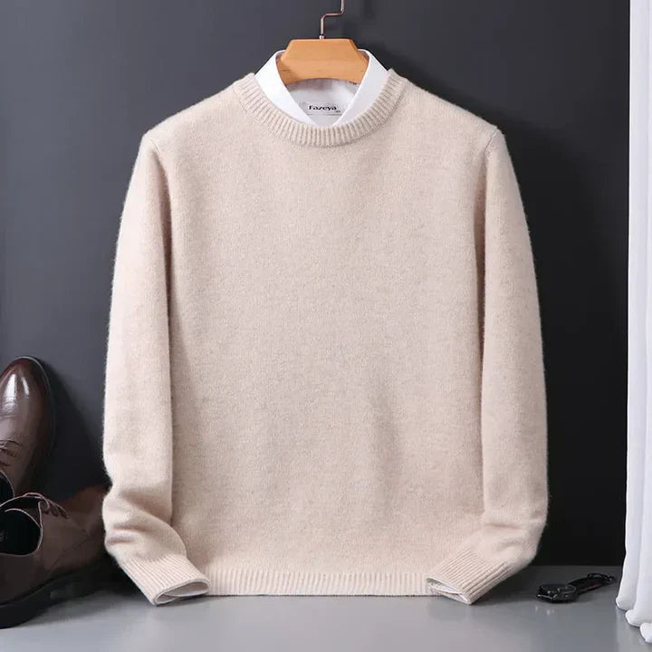 Pull en cachemire pour homme avec col rond, doux et élégant, idéal pour un style intemporel et un confort optimal.