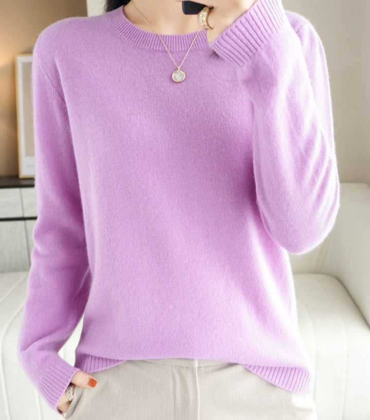 Sweter damski z wełny merynosów w kolorze beżowym, z długimi rękawami, eleganckim designem, luksusowy i miękki, idealny na zimę.
