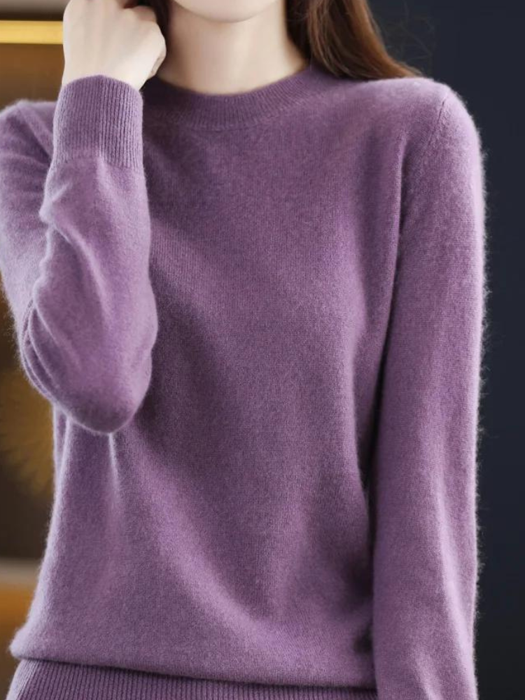 Sweter damski z wełny merynosów w kolorze beżowym, z długimi rękawami, eleganckim designem, luksusowy i miękki, idealny na zimę.