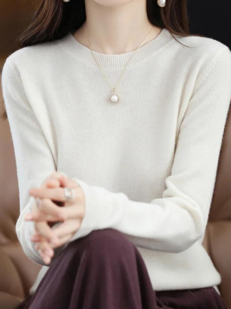 Sweter damski z wełny merynosów w kolorze beżowym, z długimi rękawami, eleganckim designem, luksusowy i miękki, idealny na zimę.