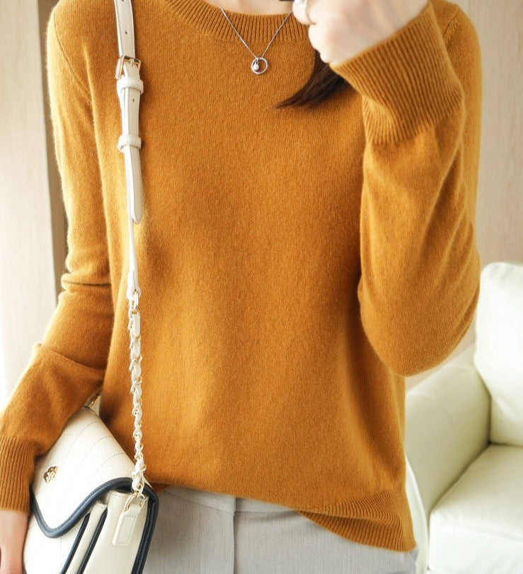 Sweter damski z wełny merynosów w kolorze beżowym, z długimi rękawami, eleganckim designem, luksusowy i miękki, idealny na zimę.