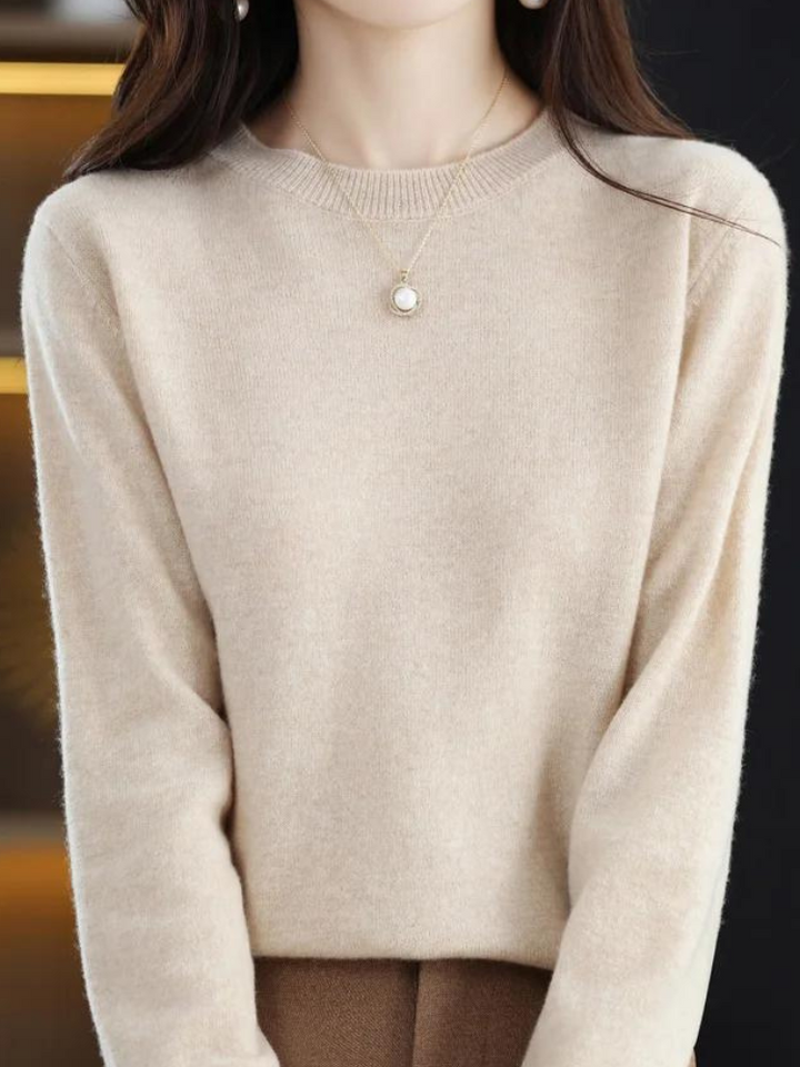 Sweter damski z wełny merynosów w kolorze beżowym, z długimi rękawami, eleganckim designem, luksusowy i miękki, idealny na zimę.