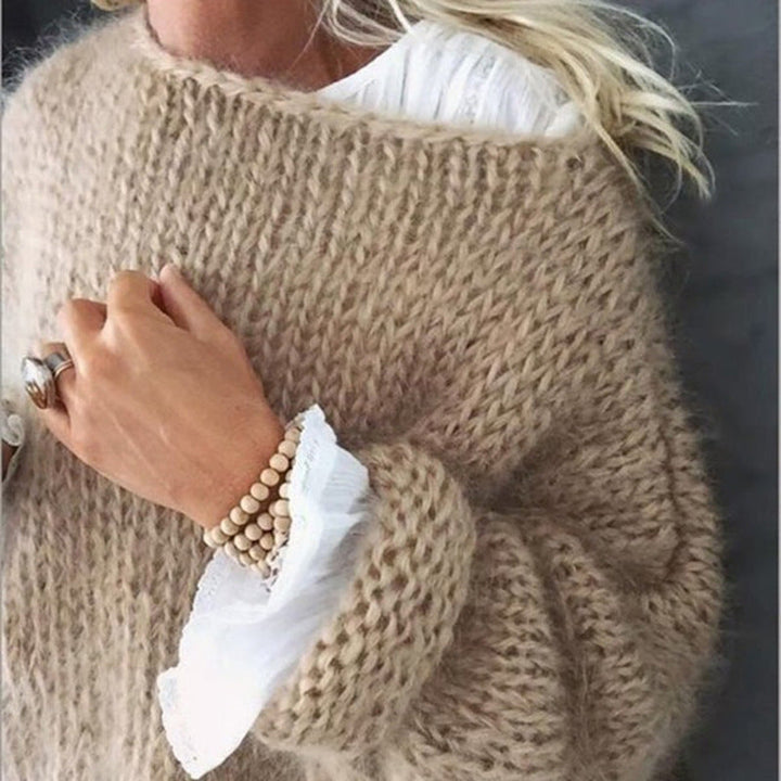 Miękki sweter damski z dzianiny, okrągły dekolt, długie rękawy, dopasowany krój, modny kolor dla eleganckiego i wygodnego stylu.