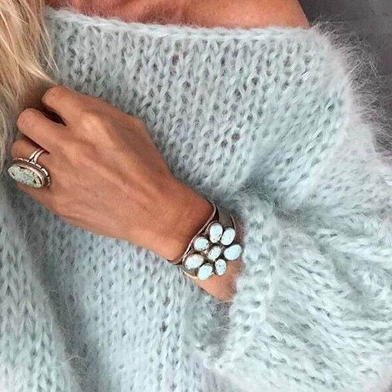 Miękki sweter damski z dzianiny, okrągły dekolt, długie rękawy, dopasowany krój, modny kolor dla eleganckiego i wygodnego stylu.