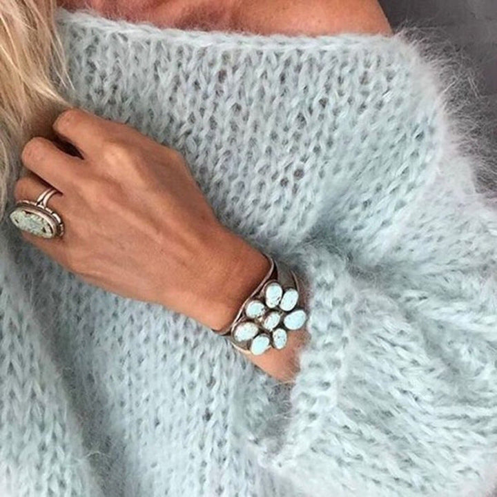 Miękki sweter damski z dzianiny, okrągły dekolt, długie rękawy, dopasowany krój, modny kolor dla eleganckiego i wygodnego stylu.