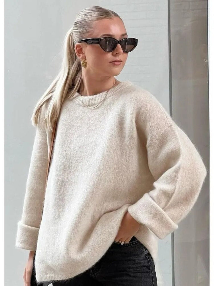 Damski sweter z wełny w kolorze beżowym, lekki i ciepły, uniwersalny dodatek do stylizacji.