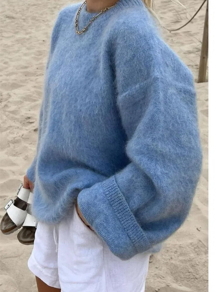 Modelka prezentująca damski sweter z wełny, idealny do casualowych i eleganckich zestawień.