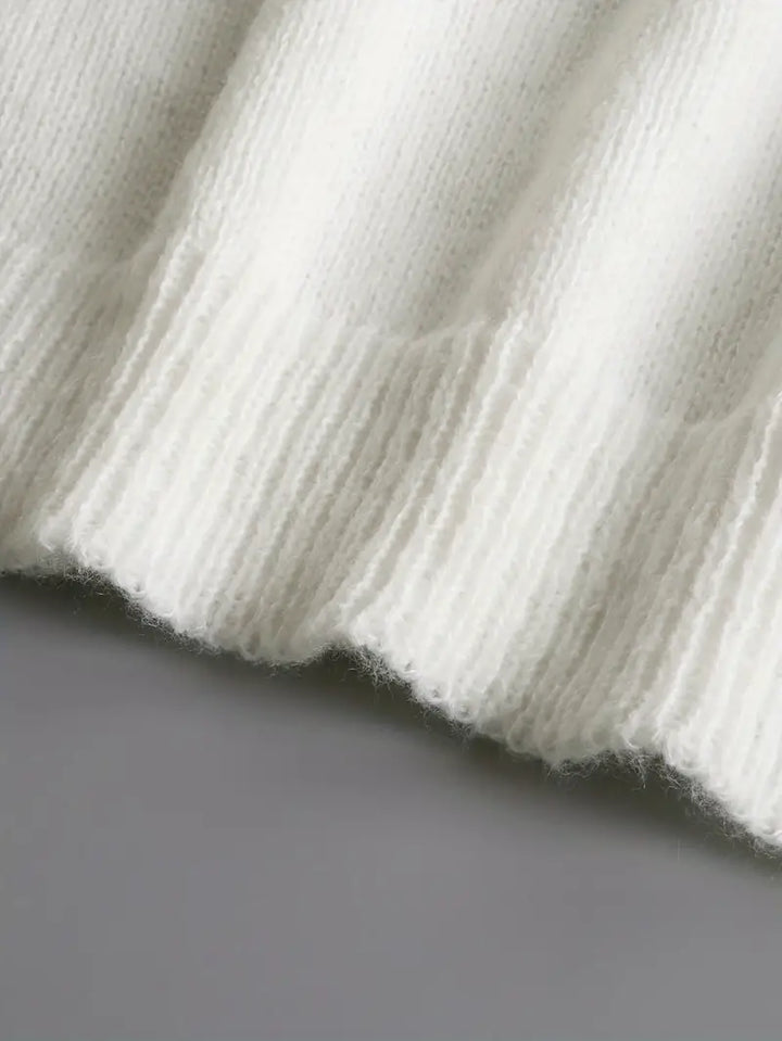 Wiosenny sweter damski z dekoltem V, bawełniany, w kolorze białym, elegancki, lekki i dopasowany, idealny do casualowych lub eleganckich stylizacji.